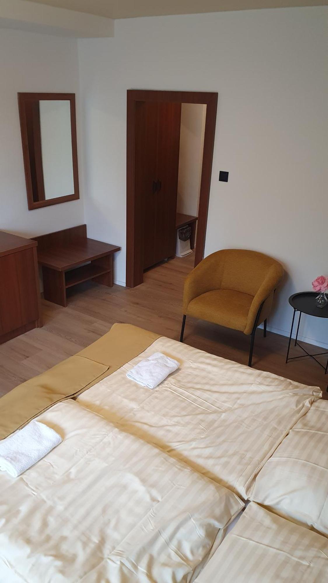 Hotel Felicia Kaluža Buitenkant foto