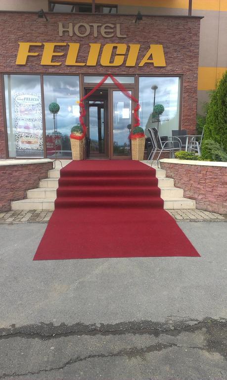 Hotel Felicia Kaluža Buitenkant foto